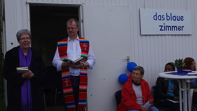 Dekanin Dorothea Richter und Regionaldekan Thomas Teuchgräber erbaten den Segen Gottes für den Container. Foto: Heike Schülein
