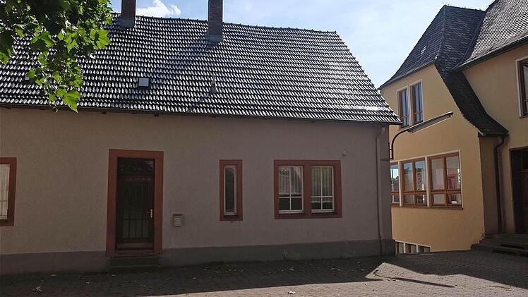 Im Gemeinderat gibt es Überlegungen, das alte Schulgebäude in Wartmannsroth abzureißen.