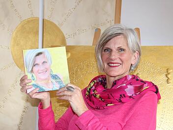 Die Bad Kissinger Autorin Cornelia Kuppe hat ihr drittes Buch "Ich lebe jetzt die Göttin in mir" herausgebracht. Sie erzählt darin, wie sie in den zurückliegenden 16 Jahren zu sich selbst gefunden hat und ihre Krebserkrankung annehmen konnte. Foto: Ralf Ruppert