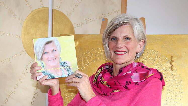 Die Bad Kissinger Autorin Cornelia Kuppe hat ihr drittes Buch "Ich lebe jetzt die Göttin in mir" herausgebracht. Sie erzählt darin, wie sie in den zurückliegenden 16 Jahren zu sich selbst gefunden hat und ihre Krebserkrankung annehmen konnte. Foto: Ralf Ruppert