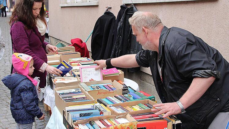 Seit 20 Jahren schon verkauft Thorsten Rathjen Bücher, vorzugsweise Krimis, auf dem Ostermarkt. Er hat seinen Stand immer an derselben Stelle in der Finsteren Gasse. Foto: Dieter Britz