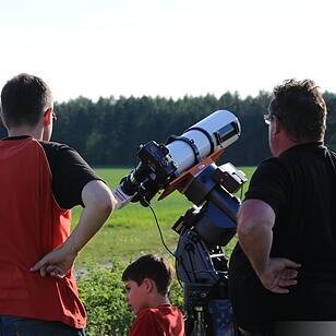 Merkur schiebt sich vor die Sonne