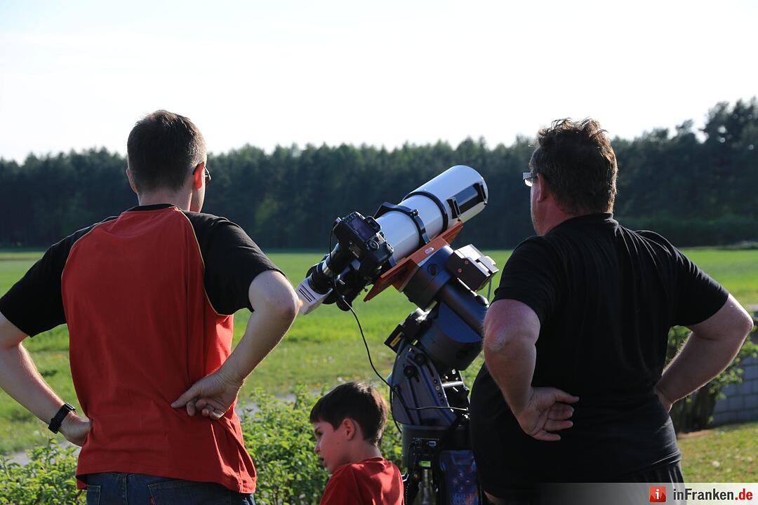 Merkur schiebt sich vor die Sonne