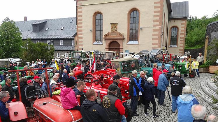 Über 50 Traktoren kamen auf den Kreuzberg. Foto: Marion Eckert