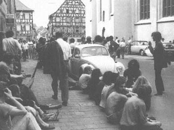 APO-Anhänger warten in der Sandstraße auf die Entlassung der inhaftierten "Invasoren". Foto: Werner Kohn