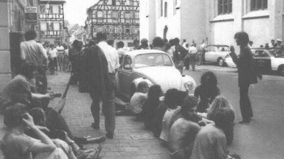 APO-Anhänger warten in der Sandstraße auf die Entlassung der inhaftierten "Invasoren". Foto: Werner Kohn