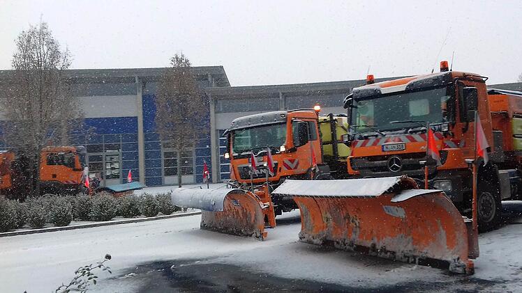 Jetzt geht's los: Die Besatzungen der Räumfahrzeuge der Coburger Straßenmeisterei werden in dem kommenden Tagen jede Menge zu tun bekommen - zumindest dann, wenn der Wetterbericht zutrifft. Foto: Straßenmeisterei Coburg