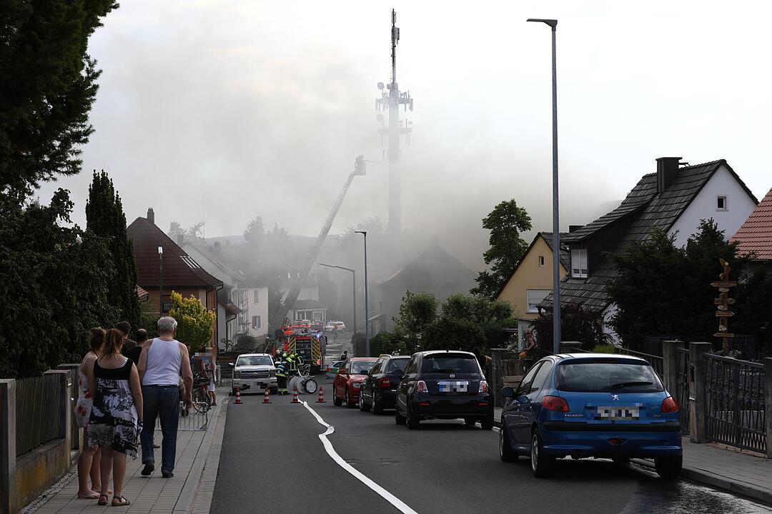 Hocher Schaden bei Brand in zwei Doppelhaushälften in Roth