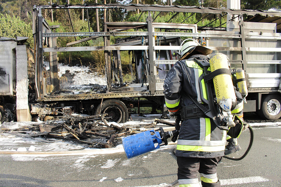 A9 bei Pegnitz: Sattelzug geht in Flammen auf
