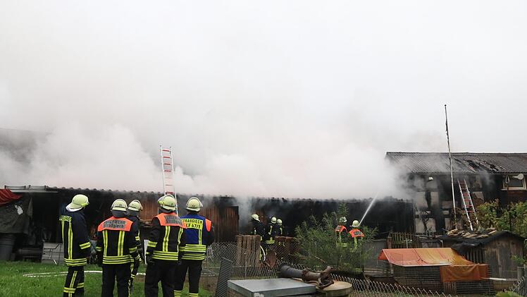 Feuerwehreinsatz im Landkreis Bamberg: Am frühen Freitagmorgen hat es in einem Nebengebäude im Scheßlitzer Ortsteil Demmelsdorf gebrannt. Foto: News5/Merzbach