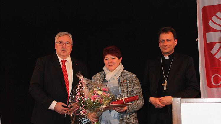 Diözesan-Caritasdirektor Gerhard Öhlein (links) und Weihbischof Herwig Gössl verabschieden Maria Wiehle