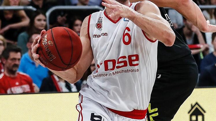 Nikos Zisis zieht an Medi-Center Andreas Seiferth vorbei.