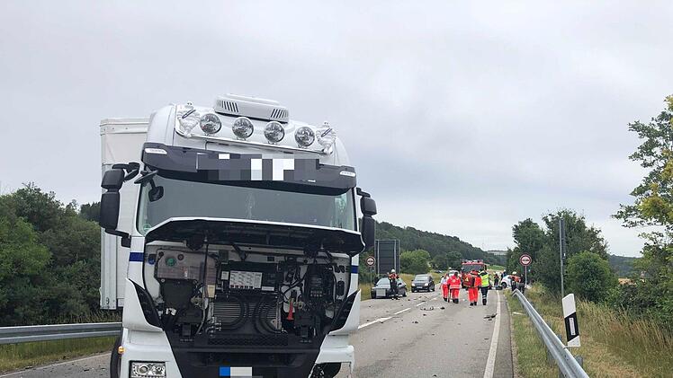 Bei dem Frontalzusammensto&szlig; krachten ein Lkw und ein kleines Auto ineinander. Foto: NEWS5/Goppert