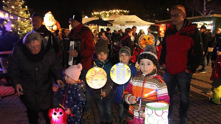 Mit einem Laternenumzug wurde der Weihnachtsmarkt eröffnet. Foto: Michael Stelzner