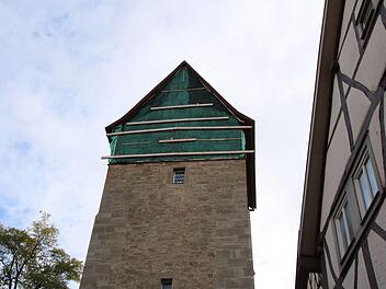 Schön ist anders: Seit März vergangenen Jahres ist der Fachwerkaufbau des Jörgentores durch Netzte verhüllt, die verhindern, dass Teile auf die Straße fallen. Der Stadtrat hat nun beschlossen den Aufbau statisch zu sanieren. Eine Nachnutzung ist nicht vorgesehen. Foto: Thomas Malz