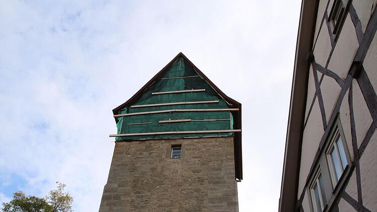 Schön ist anders: Seit März vergangenen Jahres ist der Fachwerkaufbau des Jörgentores durch Netzte verhüllt, die verhindern, dass Teile auf die Straße fallen. Der Stadtrat hat nun beschlossen den Aufbau statisch zu sanieren. Eine Nachnutzung ist nicht vorgesehen. Foto: Thomas Malz