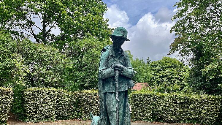 Die Bronzeskulptur "Schäfer mit Hund" von Georg Leisgang steht seit 1935 im Park.