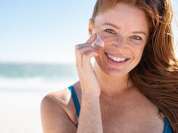 Die Doku "Unsere Haut - Wie viel Sonne ist gesund?" ist auf Spurensuche: Fürchtet man die Sonne zu sehr?