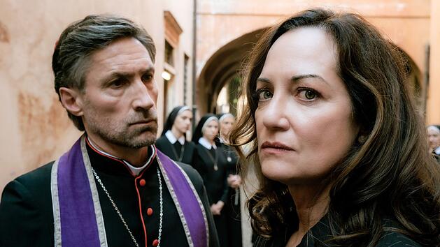 Kardinal Köhlbauer (Benjamin Sadler) scheint mehr zu wissen, als er zugibt. Vergreift auch er sich an jungen Nonnen? Karla Lorenz (Natalia Wörner) zieht mit ihren Ermittlungen in Kirchenkreisen Köhlbauers Zorn auf sich.