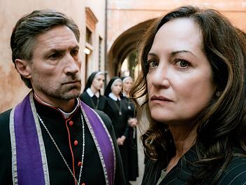 Kardinal Köhlbauer (Benjamin Sadler) scheint mehr zu wissen, als er zugibt. Vergreift auch er sich an jungen Nonnen? Karla Lorenz (Natalia Wörner) zieht mit ihren Ermittlungen in Kirchenkreisen Köhlbauers Zorn auf sich.