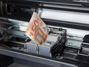 Ein 17-Jähriger versuchte am 30. Oktober 2025 in einem Schnellrestaurant in Bamberg, mit einem im Kinderzimmer gedruckten, gefälschten Fünfziger zu bezahlen. Fünfziger, Fünfzig Euro Schein, Falschgeld