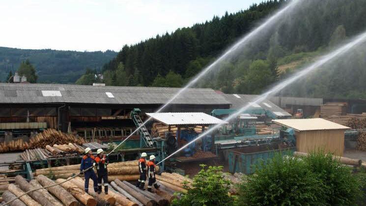 Außenangriff der Feuerwehr Schnaid vom Gelände der Firma Müller-Lisa aus - vom Balkon des betroffenen Stockwerks im Altenheim gesehen.