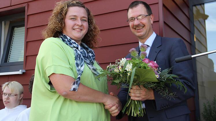 Blumen vom stellvertretenden Gesamtleiter von Regens Wagner, Christian Behner an Stephanie Pfadenhauer, Bereichsleiterin der Außenwohngruppe Redwitz.