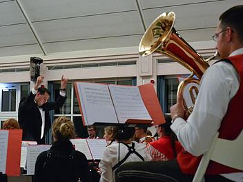 André Degand (links) dirigierte beim Masterkonzert Musiker, die aus verschiedenen Vereinen zusammen gekommen waren mit Bravour. Das Publikum dankte mit stehenden Ovationen und viel Applaus. Ohne Zugabe kamen die Musiker nicht davon. Fotos: Björn Hein