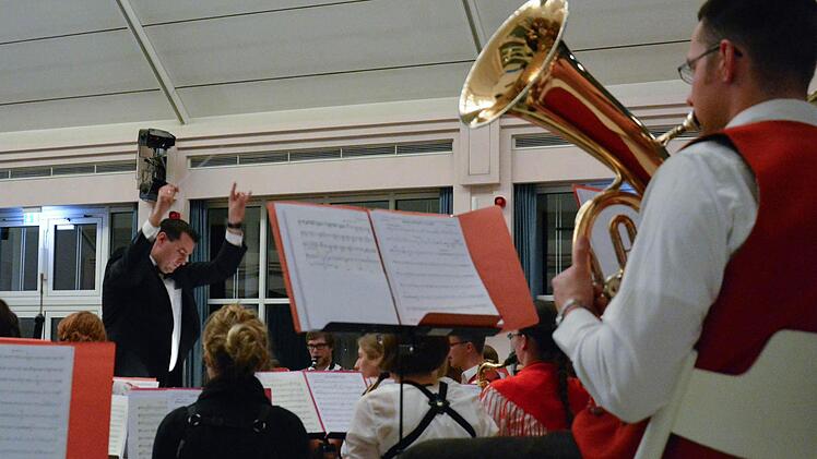 André Degand (links) dirigierte beim Masterkonzert Musiker, die aus verschiedenen Vereinen zusammen gekommen waren mit Bravour. Das Publikum dankte mit stehenden Ovationen und viel Applaus. Ohne Zugabe kamen die Musiker nicht davon. Fotos: Björn Hein