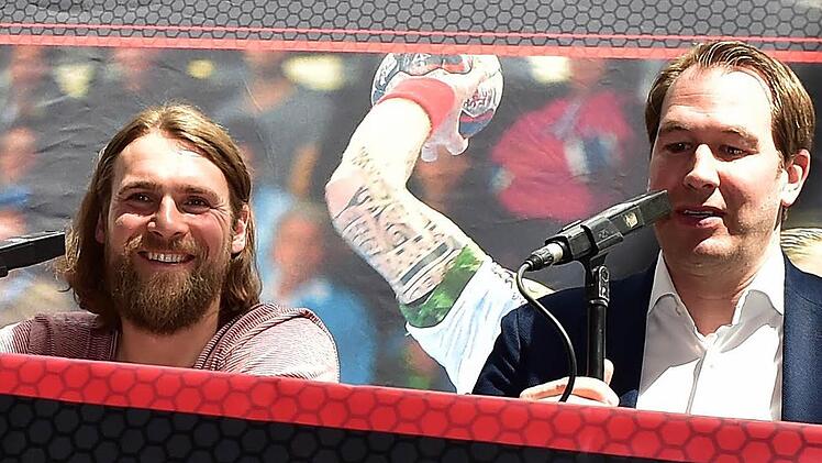 Wenige Tage nach dem feststehenden Abstieg aus der Bundesliga präsentierte der HC Erlangen um Geschäftsführer Stefan Adam (r.) den Königstransfer der Vereinsgeschichte: Von den Füchsen Berlin kommt Pavel Horak (l.).  Foto: Sportfoto Zink