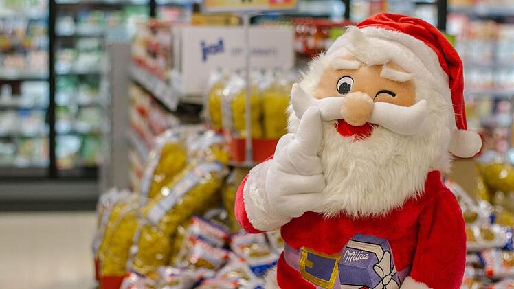 Wo vor zwei Wochen noch Schoko-Nikoläuse standen, warten nun Nudeln und Konserven darauf, in den Einkaufswagen gepackt zu werden. Foto: Marian Hamacher