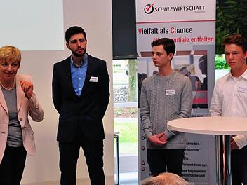 Elisabeth Kirsch vom Arbeitskreis Schule und Wirtschaft (links) diskutierte mit (von rechts) Patrick Zahl, Emanuil Bruns und Husam Drak AliSibai über die zunehmende Digitalisierung. Foto: Stephan Herbert Fuchs