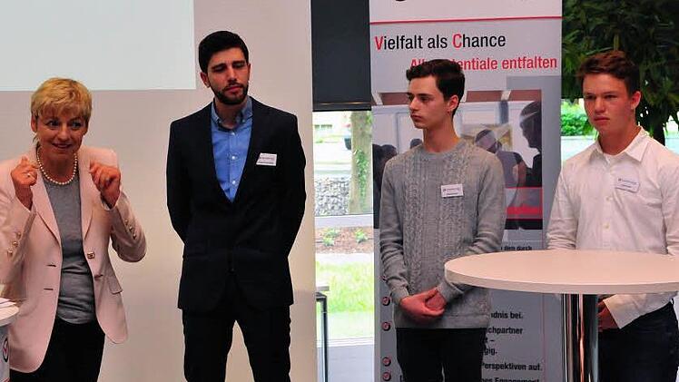 Elisabeth Kirsch vom Arbeitskreis Schule und Wirtschaft (links) diskutierte mit (von rechts) Patrick Zahl, Emanuil Bruns und Husam Drak AliSibai über die zunehmende Digitalisierung. Foto: Stephan Herbert Fuchs