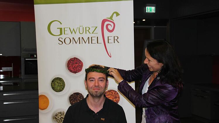 Andreas Hofmann aus Kirchahorn hat als Jahrgangsbester die Gewürzsommelier-Prüfung bestanden. Die Lorbeerkrone durfte ihm Dagmar Besand als Prüfungsbeste des Vorjahres aufsetzen. Foto: KErn
