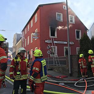 Sieben Verletzte bei Wohnhausbrand im Kreis Hof– 34-Jährige schwebt in Lebensgefahr