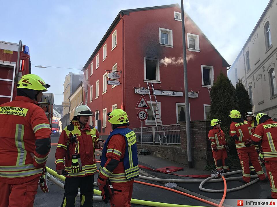 Sieben Verletzte bei Wohnhausbrand im Kreis Hof– 34-Jährige schwebt in Lebensgefahr
