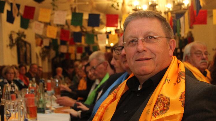 Orange, rot, grün, blau oder weiß - jeder, der zur Jubiläumsfeier kam, wurde mit einem Glücksschal ausstaffiert. Oberbürgermeister Henry Schramm freute sich über den leuchtend orangenen Schal