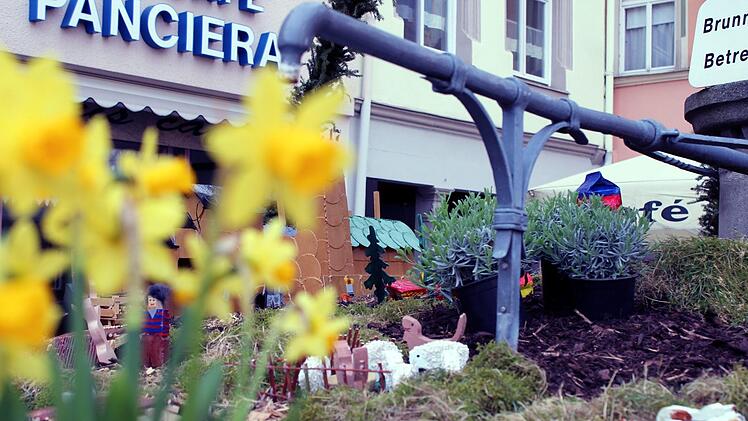 Schulen, Kindergärten und Einrichtungen aus Coburg und dem Landkreis schmückten im Vorfeld die innerstädtischen Brunnen.