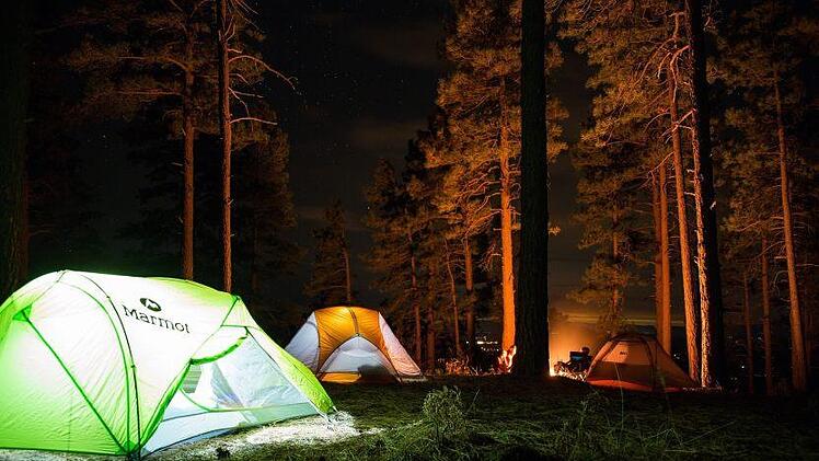 Zelt aufschlagen, Lagerfeuer machen und in der Natur campen? Was romantisch klingt, ist in Deutschland oft verboten. Symbolfoto: Pixabay/StockSnap