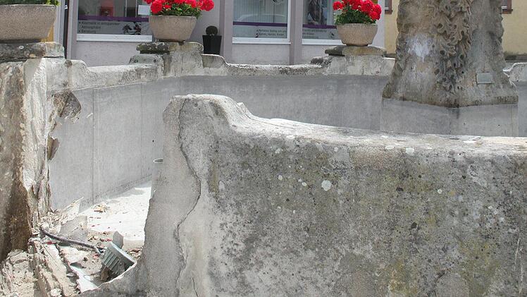 Durch den Aufprall barst das Brunnenbecken, das Wasser ergoss sich auf die Straße.Foto: Sonny Adam