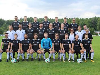 Mit diesem Aufgebot startet der TSV Sonnefeld in seine zweite Landesliga-Saison (oben von links): Ludwig Scheler, Leon Kappenberger, Simon Hummel, Sebastian Kunick, Marco Pohl, Erik Baierl, Vorsitzender Louis Kappenberger; (Mitte von links): Cheftrainer Heiko Schröder, Co-Trainer Vasi Gizas, Jannik Günnel, Nino Fiedler, Niclas Jacob, Tobias Bauer, Physiotherapeutin und stellvertretende Vorsitzende Jasmin Veltzke, Spielleiter Kevin Hertha, Sponsor Andreas Marr, Betreuer Jürgen Scheler; (unten ...