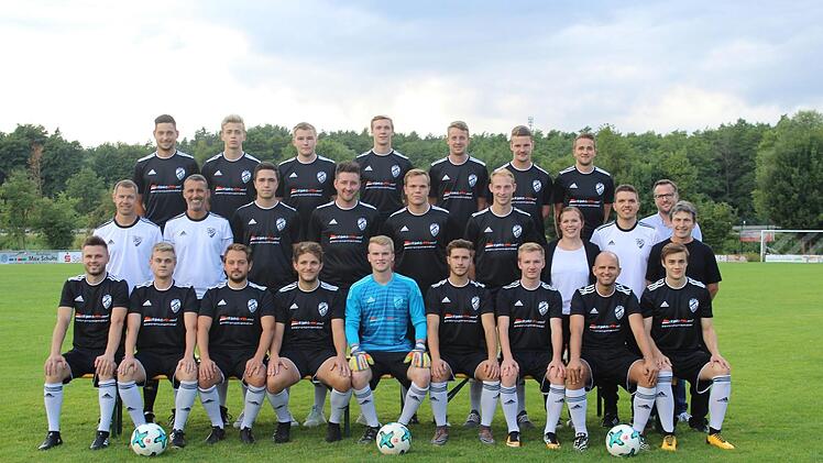 Mit diesem Aufgebot startet der TSV Sonnefeld in seine zweite Landesliga-Saison (oben von links): Ludwig Scheler, Leon Kappenberger, Simon Hummel, Sebastian Kunick, Marco Pohl, Erik Baierl, Vorsitzender Louis Kappenberger; (Mitte von links): Cheftrainer Heiko Schröder, Co-Trainer Vasi Gizas, Jannik Günnel, Nino Fiedler, Niclas Jacob, Tobias Bauer, Physiotherapeutin und stellvertretende Vorsitzende Jasmin Veltzke, Spielleiter Kevin Hertha, Sponsor Andreas Marr, Betreuer Jürgen Scheler; (unten ...