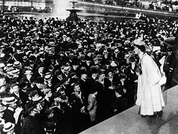 Die britische Frauenrechtlerin Emmeline Pankhurst, die sich Anfang des 20. Jahrhunderts bei einer Rede für das Frauenwahlrecht einsetzt - heute vor 100 Jahren konnten Frauen in Deutschland erstmals ihr aktives und passives Wahlrecht in Anspruch nehmen.  Foto: dpa
