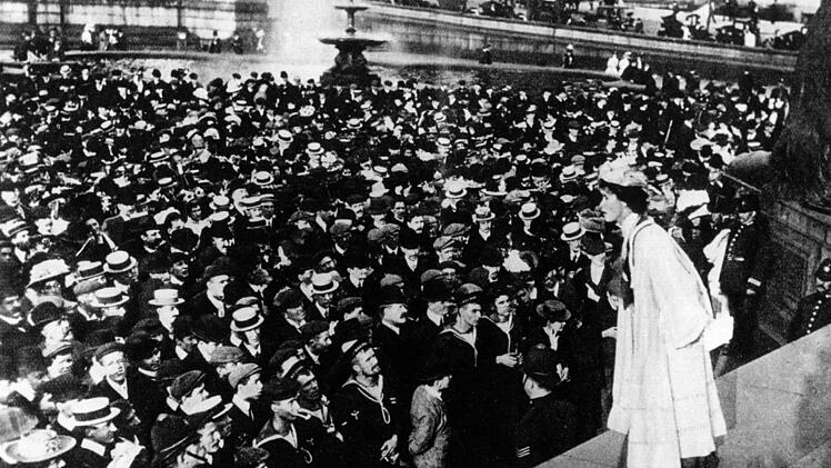 Die britische Frauenrechtlerin Emmeline Pankhurst, die sich Anfang des 20. Jahrhunderts bei einer Rede für das Frauenwahlrecht einsetzt - heute vor 100 Jahren konnten Frauen in Deutschland erstmals ihr aktives und passives Wahlrecht in Anspruch nehmen.  Foto: dpa