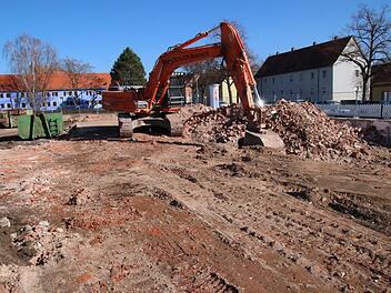 In der Mitte der Seehofstraße  ist ein älterer  Wohnkomplex aus zwei Reihenhäusern und zwei Einzelhäusern abgerissen worden. Hier sollen wieder Wohnungen entstehen. Ein privater  Bauträger realisiert hier laut Claus Reinhardt aus dem städtischen Baureferat im Rathaus vier neue, moderne  Mehrfamilienhäuser.