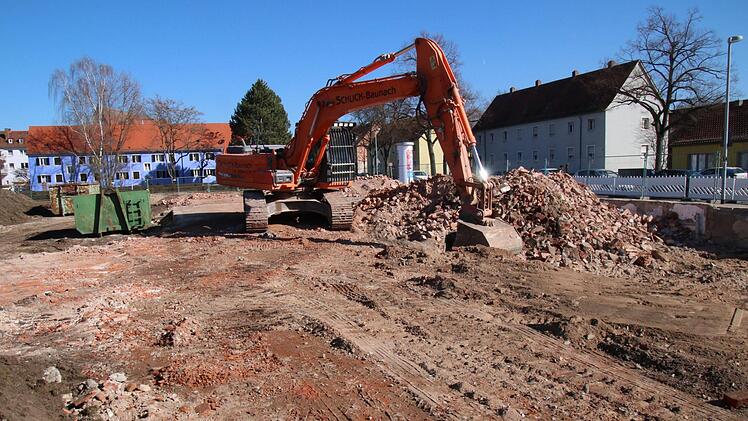 In der Mitte der Seehofstraße  ist ein älterer  Wohnkomplex aus zwei Reihenhäusern und zwei Einzelhäusern abgerissen worden. Hier sollen wieder Wohnungen entstehen. Ein privater  Bauträger realisiert hier laut Claus Reinhardt aus dem städtischen Baureferat im Rathaus vier neue, moderne  Mehrfamilienhäuser.