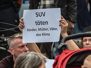Nach dem schweren Unfall in Berlin ist eine Debatte &uuml;ber ein SUV-Verbot entbrannt. Auch bei einer Manhwache am Samstag gab es Stimmen f&uuml;r ein Verbot in St&auml;dten. Foto: Paul Zinken/dpa
