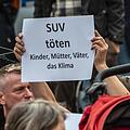 Nach dem schweren Unfall in Berlin ist eine Debatte über ein SUV-Verbot entbrannt. Auch bei einer Manhwache am Samstag gab es Stimmen für ein Verbot in Städten. Foto: Paul Zinken/dpa