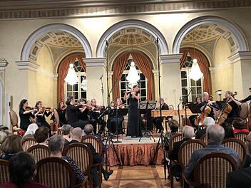 Dafür hatte Bach seine vier Orchestersuiten geschrieben: pure Unterhaltungsmusik - das bewiesen das Brückenauer Kammerorchester mit Konzertmeisterin Hannah Weirich. Mittig: Flötistin Magali Mosnier Foto: Thomas Ahnert