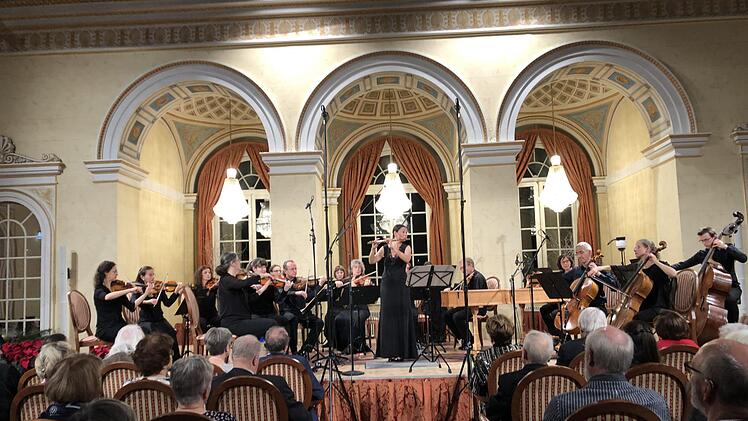 Dafür hatte Bach seine vier Orchestersuiten geschrieben: pure Unterhaltungsmusik - das bewiesen das Brückenauer Kammerorchester mit Konzertmeisterin Hannah Weirich. Mittig: Flötistin Magali Mosnier Foto: Thomas Ahnert